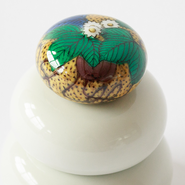 古九谷様式で描かれた、蔦が延びる瓜。生命力のある蔦は縁起の良いものとされ、家紋などにも用いられています。 古九谷様式で描かれた、蔦が延びる瓜。生命力のある蔦は縁起の良いものとされ、家紋などにも用いられています。