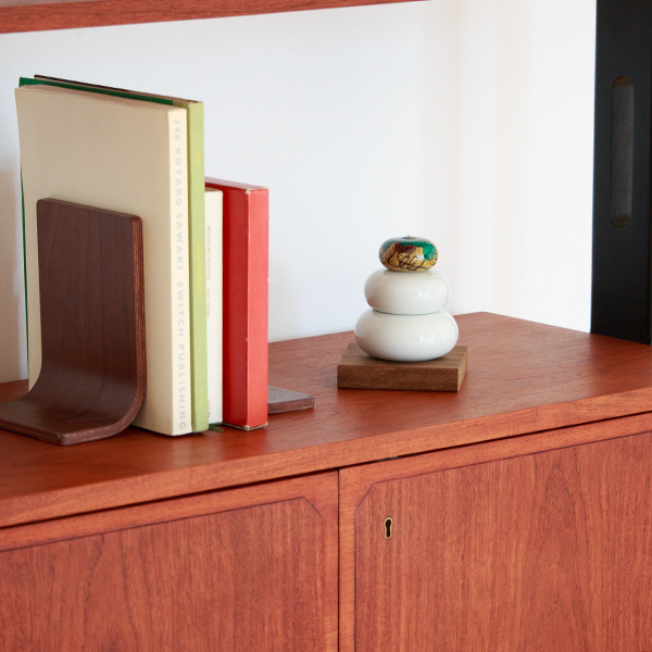 小さな鏡餅なので、棚の小さなスペースにも飾れます。(古九谷風) ※台は付属していません。 小さな鏡餅なので、棚の小さなスペースにも飾れます。(古九谷風) ※台は付属していません。