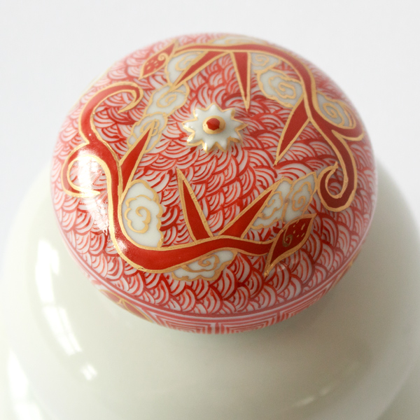 俯瞰したような大胆な構図で雲と龍が描かれています。龍は邪気を祓い、富貴吉祥をもたらす存在とされています。 俯瞰したような大胆な構図で雲と龍が描かれています。龍は邪気を祓い、富貴吉祥をもたらす存在とされています。