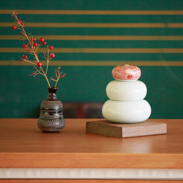 赤絵雲龍文 ※台は付属していません。 赤絵雲龍文 ※台は付属していません。