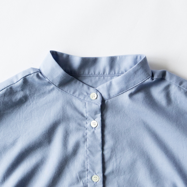 コンパクトなスタンドカラー(BLUE)