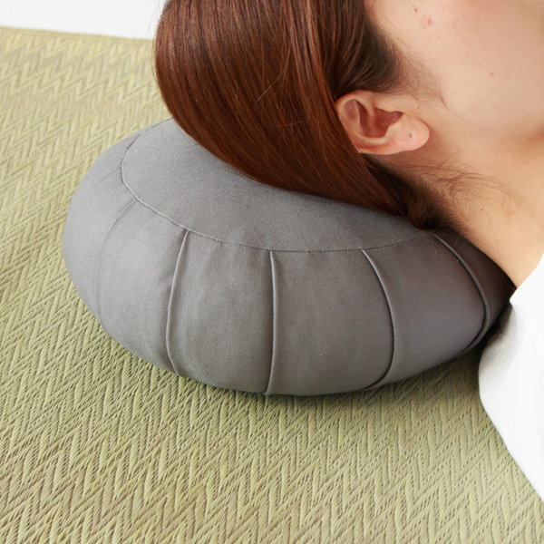 お昼寝用の枕にも(カバーを取り外した状態、取り扱いのないカラーです)