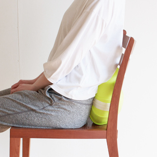 背中に挟んで姿勢を整える(※こちらは取り扱いのないカラーです) 背中に挟んで姿勢を整える(※こちらは取り扱いのないカラーです)