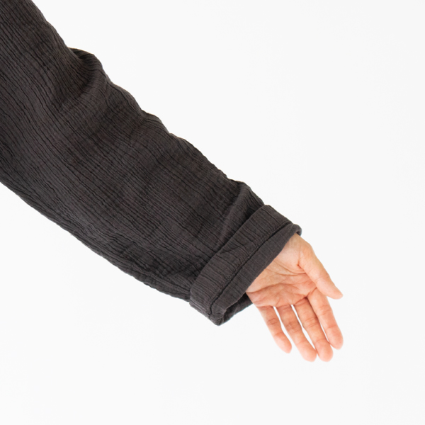 袖もやや長めですが、折っても着用できます(CHARCOAL S)
