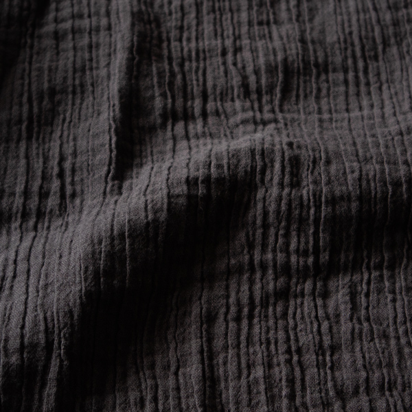 凹凸のある生地は肌離れも良く汗ばむ季節にも快適です(CHARCOAL)