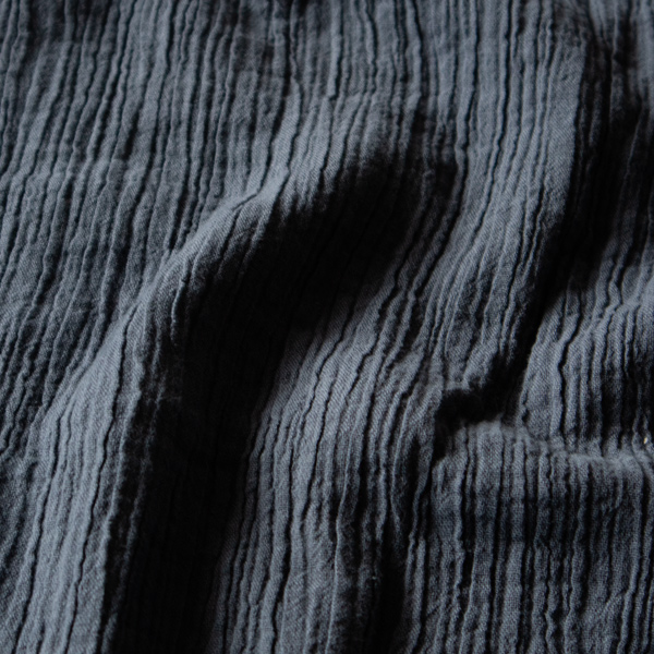 凹凸のある生地は肌離れも良く汗ばむ季節にも快適です(BLUE GRAY)