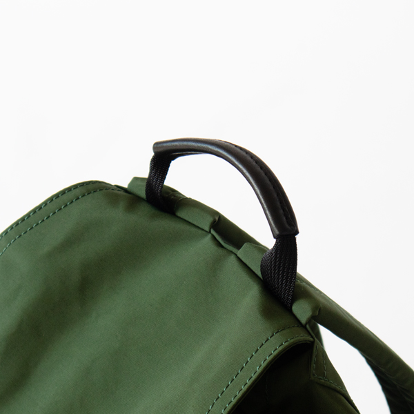 グローブレザーが手になじみ、重い荷物を入れている時も食い込みにくいトップハンドル(GREEN)