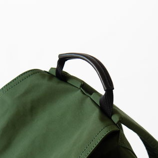 グローブレザーが手になじみ、重い荷物を入れている時も食い込みにくいトップハンドル(GREEN) グローブレザーが手になじみ、重い荷物を入れている時も食い込みにくいトップハンドル(GREEN)