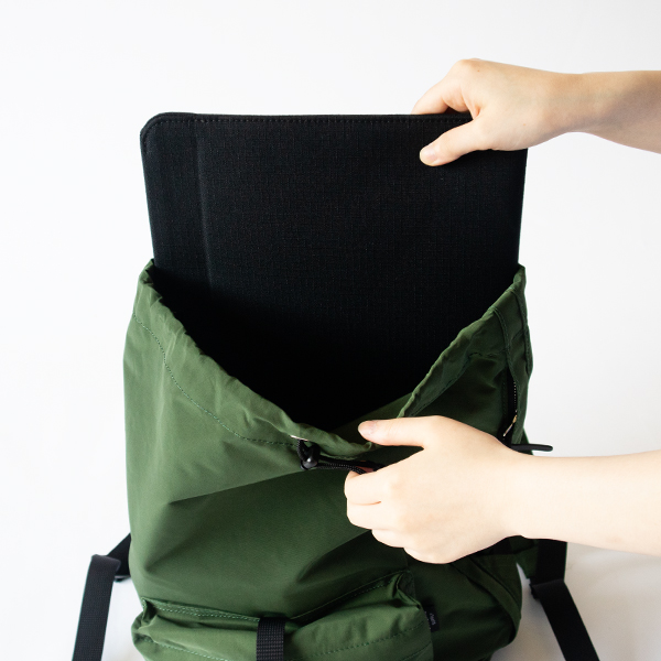 開口部が広いので荷物の出し入れもスムーズ(GREEN)
