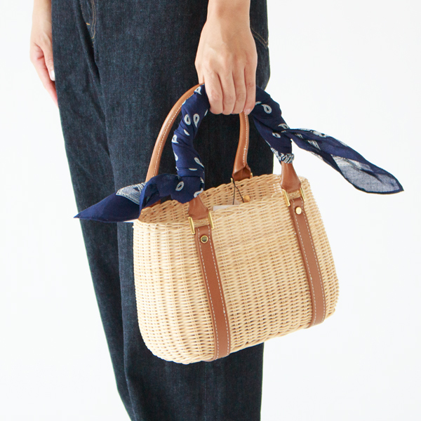 バッグに巻くのもおすすめです(NAVY)