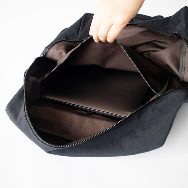中にはPC用ポケット付き(BLACK)
