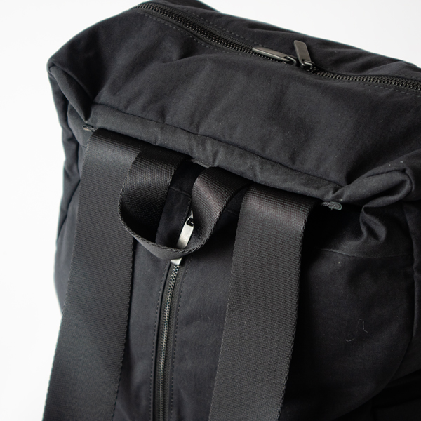 背中に内ポケットへつながるファスナーがついています(BLACK)