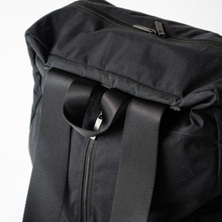 背中に内ポケットへつながるファスナーがついています(BLACK)