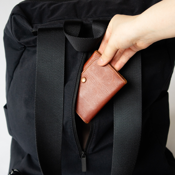 背中に内ポケットへつながるファスナーがついています(BLACK)