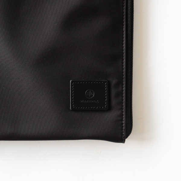 ロゴパッチにはブランドアイコンとも言えるブライドルレザーを採用(BLACK)