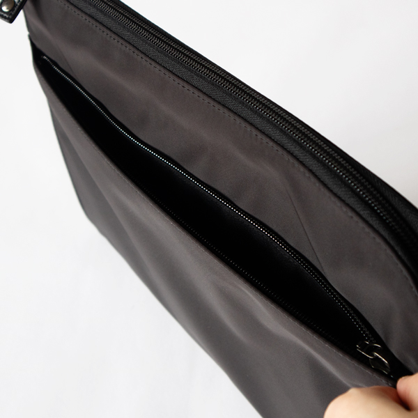日常的に使用するスマートフォンや、マウス、ケーブル類の収納に便利(BLACK)