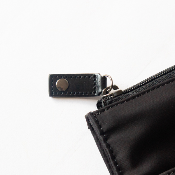 ファスナーの引手にはブランドアイコンとも言えるブライドルレザーを採用(BLACK)