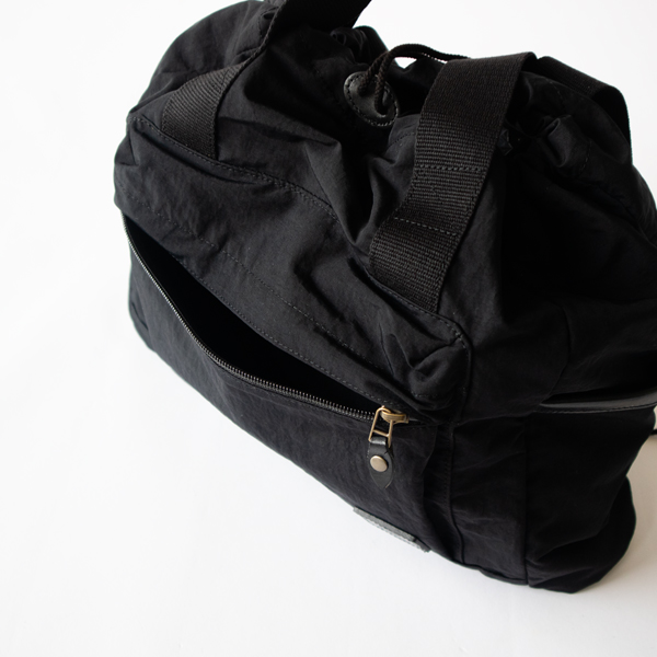 小物の整理に便利なジップ付きポケット(BLACK)
