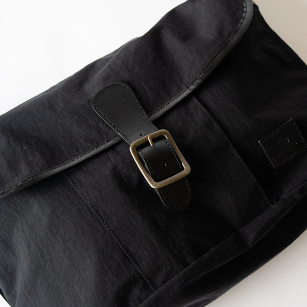 荷物の量に併せてフラップのベルト調整が可能です(BLACK) 荷物の量に併せてフラップのベルト調整が可能です(BLACK)