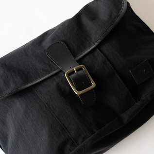 荷物の量に併せてフラップのベルト調整が可能です(BLACK)