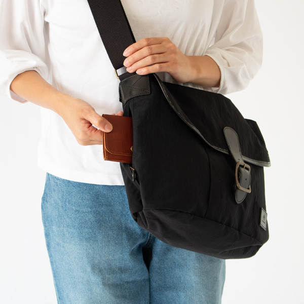 フラップを開けずに中身が取り出せるよう、サイドジップが取り付けられています(BLACK) フラップを開けずに中身が取り出せるよう、サイドジップが取り付けられています(BLACK)