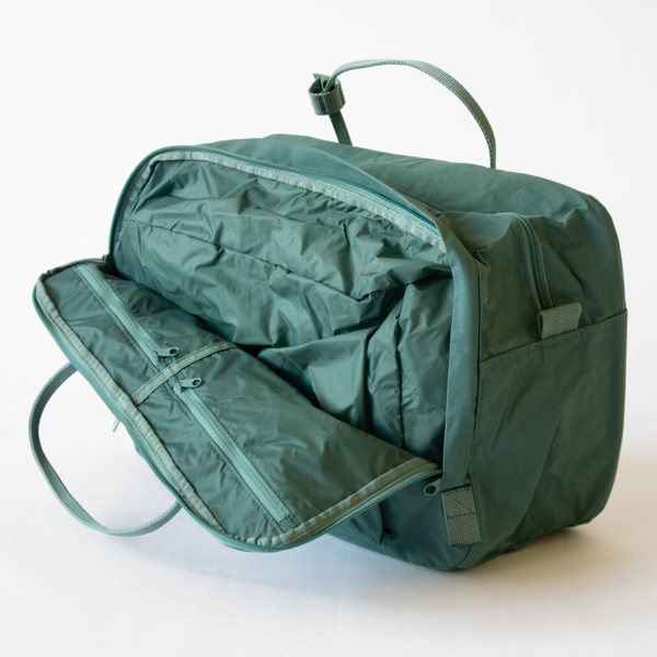 大きめのフロントコンパートメント(FROST GREEN)
