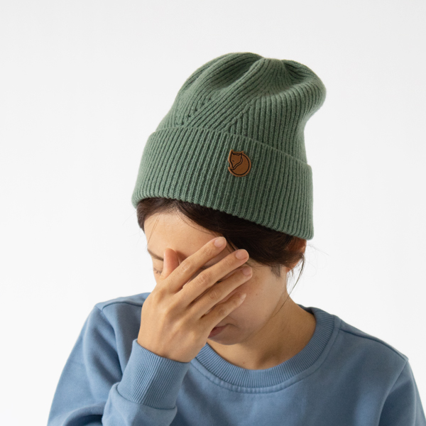 ブランドロゴがワンポイントデザインに(PATINA GREEN)