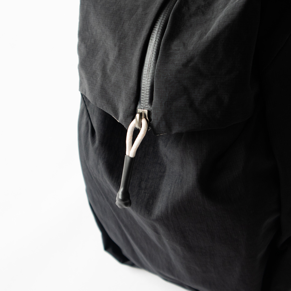 つかみやすいファスナープルを採用(Black)