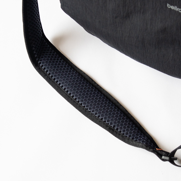 肩にやさしいクッション入りのショルダーパッド(Black)