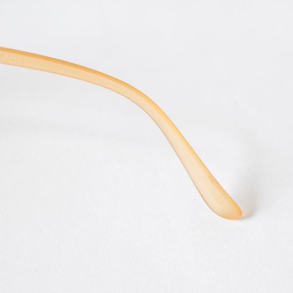 無駄を感じない洗練されたシェイプ(WALNUT)