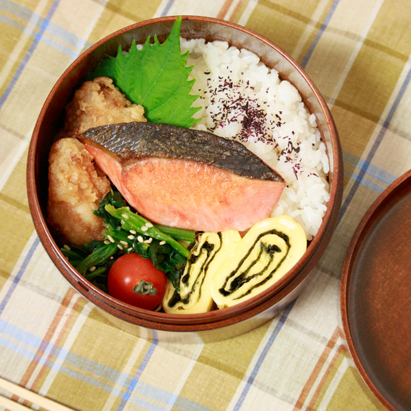 普段のおかずも美味しそうに盛り付けられます(漆茶)