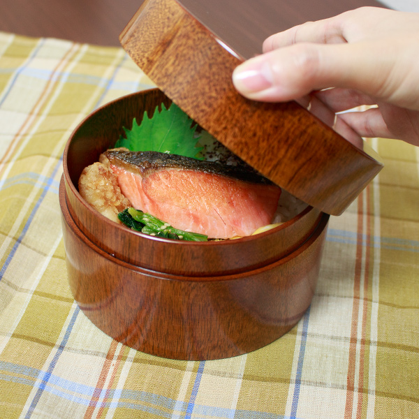 心地よい感覚とともにぴったり閉まります(漆茶)