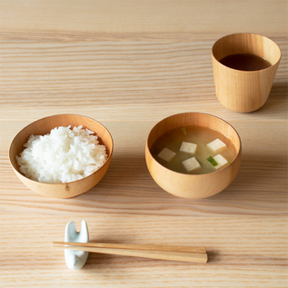 幼い頃から使える天然木の食器セット