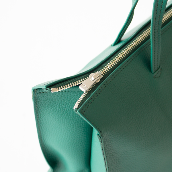 ファスナーを開けると開け口が完全に別れて開きます(BOTTLE GREEN)