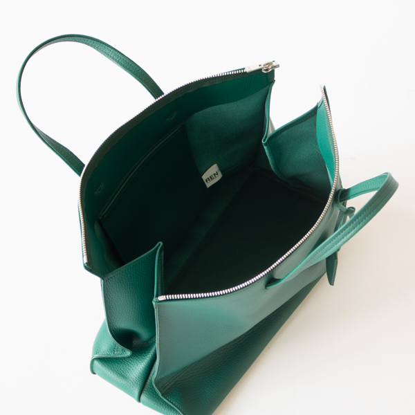 ファスナーを開けると開け口が完全に別れて開きます(BOTTLE GREEN)