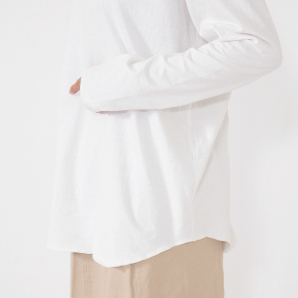 オーバーロックで始末された、ニュアンスのある袖口と裾(クルーネック/WHITE(L))