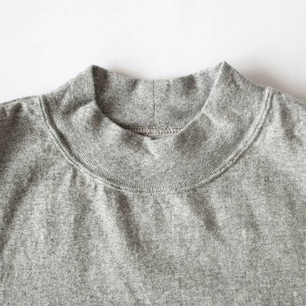 首元からちら見せさせたい時に着られるモックネック(モックネック/TOP GREY(L))