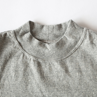 首元からちら見せさせたい時に着られるモックネック(TOP GREY)※Lのみ 首元からちら見せさせたい時に着られるモックネック(TOP GREY)※Lのみ