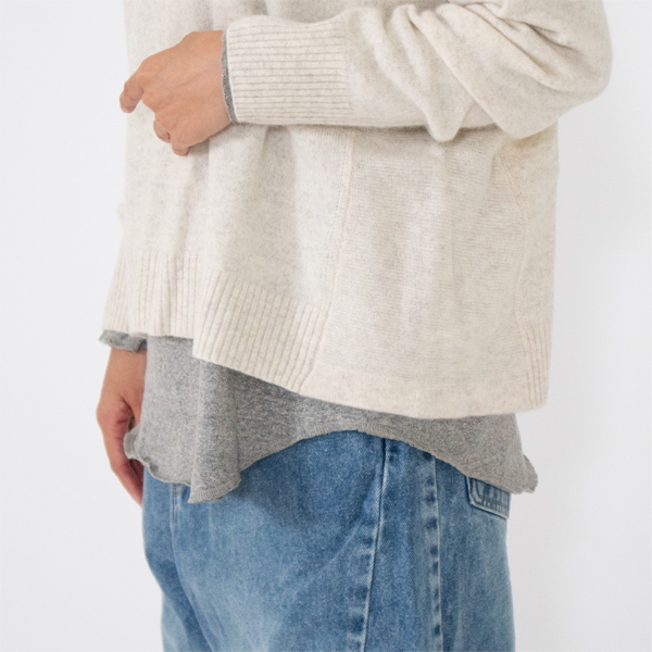 重ね着をして裾からちらりと見せることで雰囲気のある着こなしに(モックネック/TOP GREY(L))