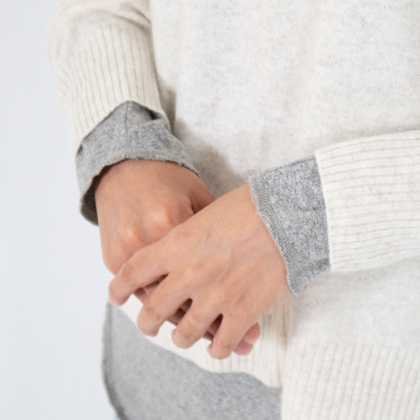重ね着をして裾からちらりと見せることで雰囲気のある着こなしに(モックネック/TOP GREY(L))