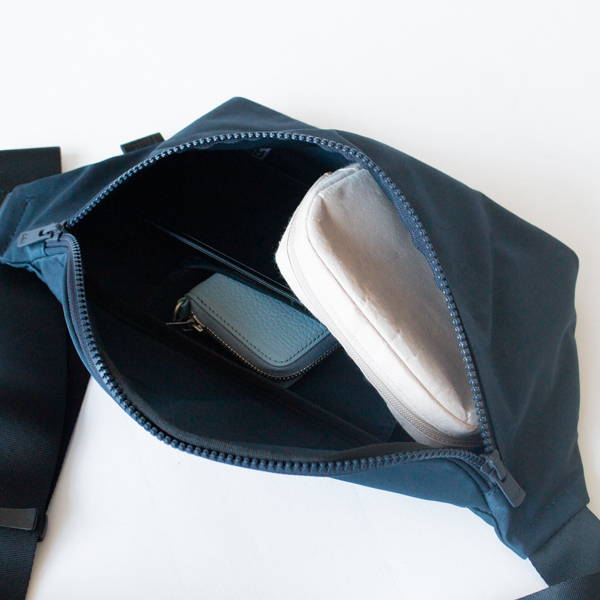 必要最低限の必需品が入る収納力(NAVY BLUE)