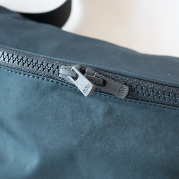 ダブルジップで開け閉めもスムーズ(NAVY BLUE)