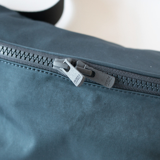 ダブルジップで開け閉めもスムーズ(NAVY BLUE) ダブルジップで開け閉めもスムーズ(NAVY BLUE)