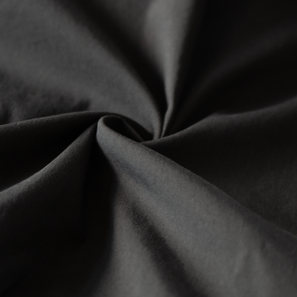 生地の表面が艶やかで上品(BLACK)