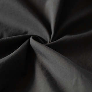 生地の表面が艶やかで上品(BLACK)