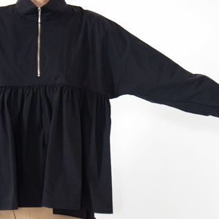 広めの身幅(身長160cm・BLACK)
