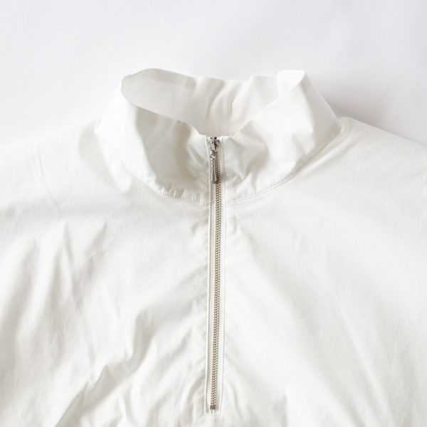 ジップがアクセントになっています(WHITE)