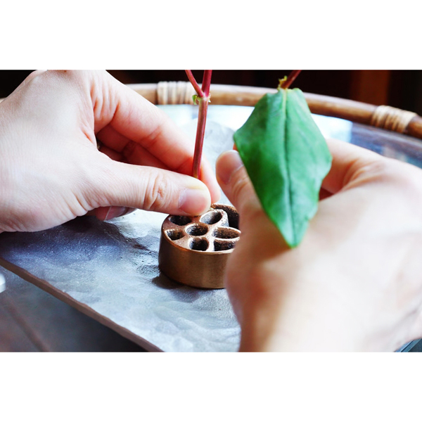 さっと花を挿して、隙間を茎で埋めるだけ（こちらは取り扱いのないデザインです）