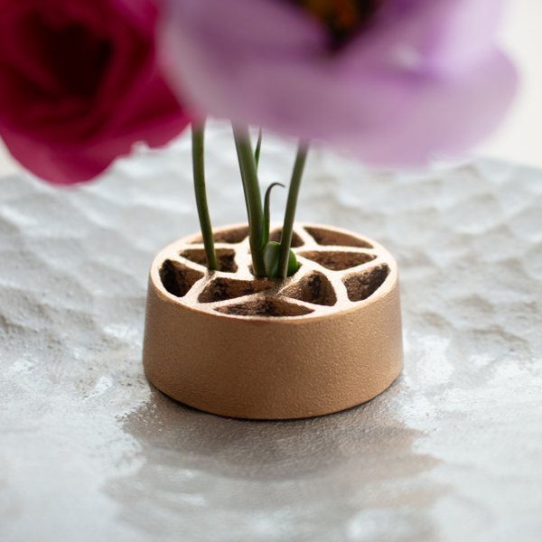 さっと花を挿して、隙間を茎で埋めるだけ