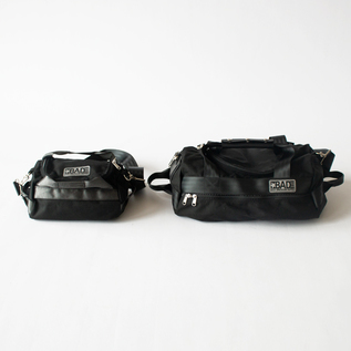 左：ショルダーバッグ MICRO STRAP、右：ダッフルバッグ NO.1.5 BACKPACK